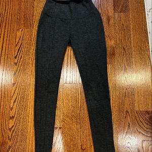 Apt 9 dark grey leggings. Lightly worn. Very comfortable. size small